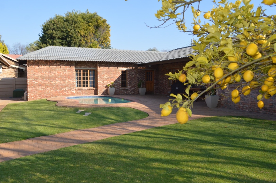 6 Bedroom Property for Sale in Flamwood North West